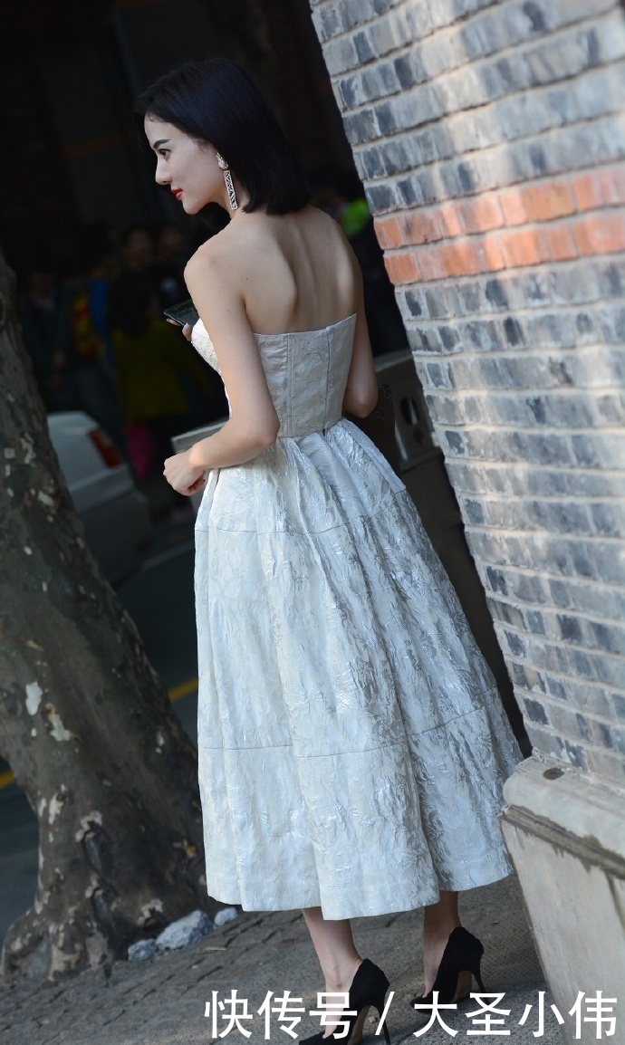 美女街拍短发小姐姐一袭抹胸白裙仙气十足,韵味悠扬