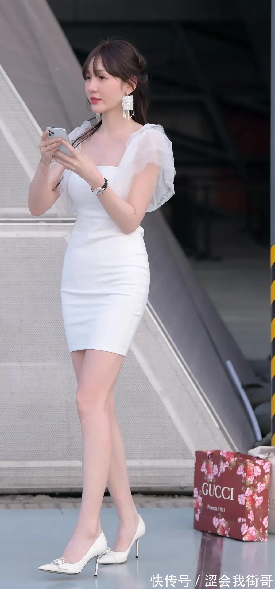 时髦 小白裙搭配高跟鞋,时髦亮眼