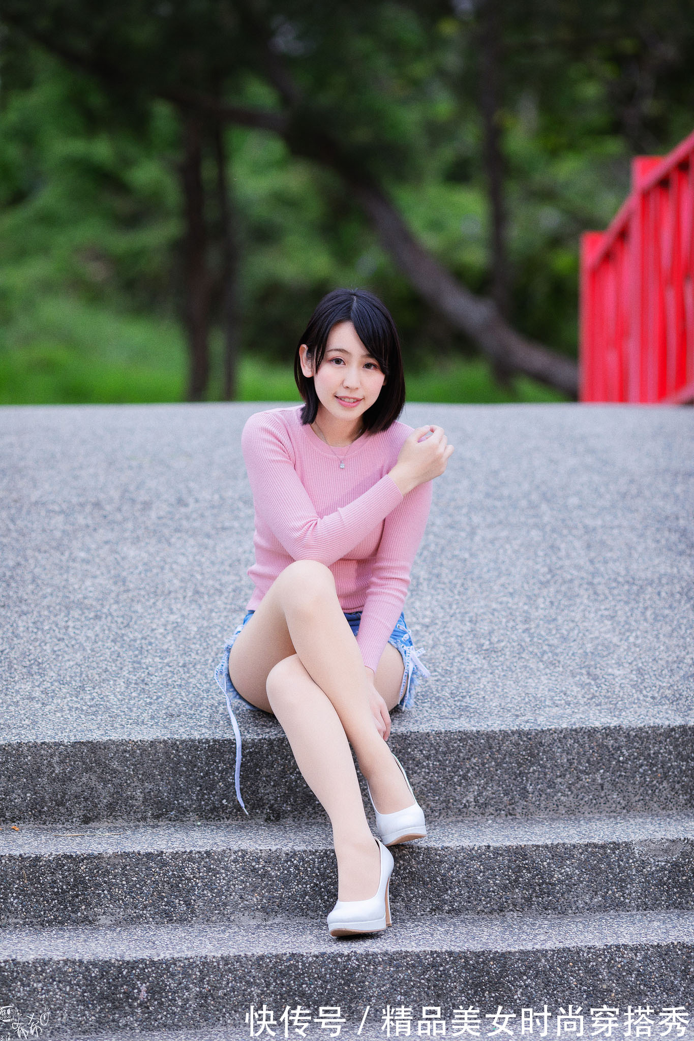 牛仔短裤|简单干练的冰丝衫，搭一条牛仔短裤，诠释了美女超凡脱俗的气质