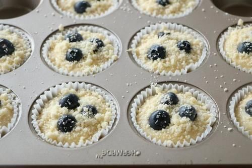 两个鸡蛋,半碗面粉,简单拌一下就可以做成蛋糕,既是早餐又是甜点