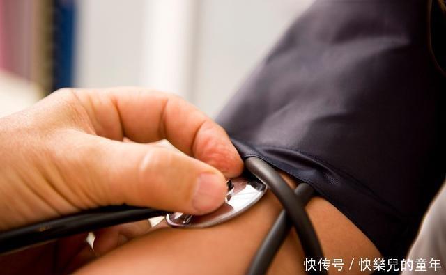 手臂|测血压时手应当握拳还是伸展?要不要靠椅背,对血压的影响有多大