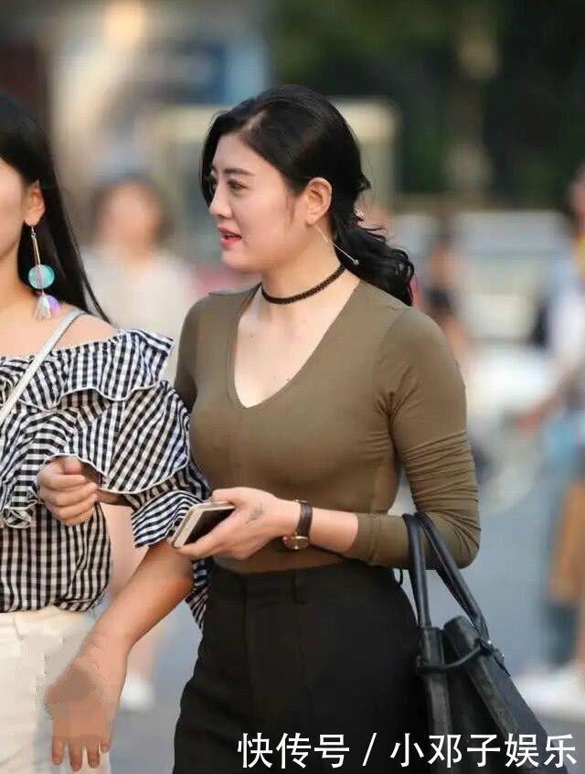 反差|略显“老气”的阔腿裤,宽大的裤腿与身材形成反差