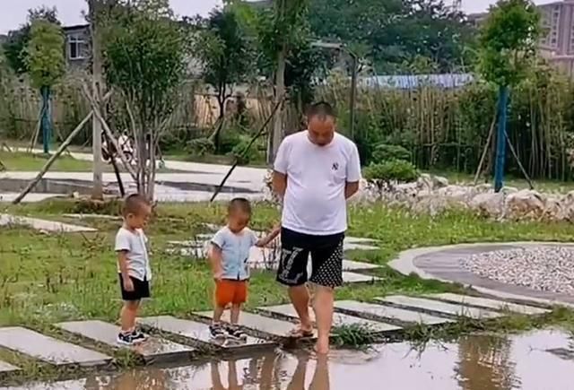 带娃|爸爸带双胞胎儿子去遛弯,到了饭点还不回家,妈妈找到3人时当场无语