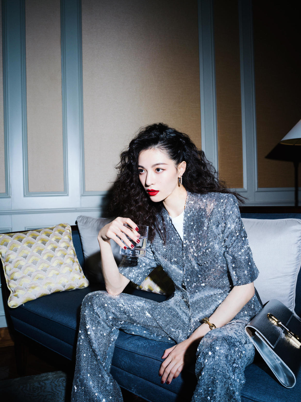 国际范|钟楚曦的“腰臀比”太完美,穿黑色抹胸礼服高贵精致,国际范十足