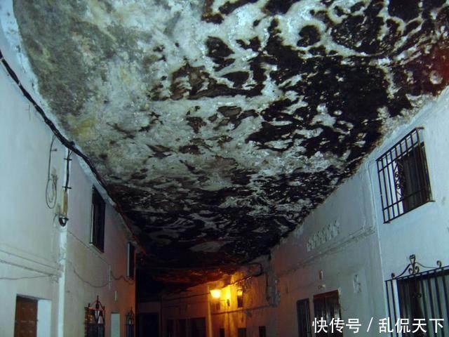 小镇|这小镇被压在巨石下600年，白天必须开灯，下雨不用打伞