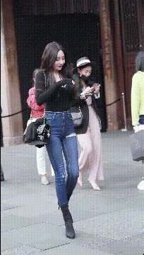 |搞笑GIF:据说好身材的妹子,都可以做到这个动作