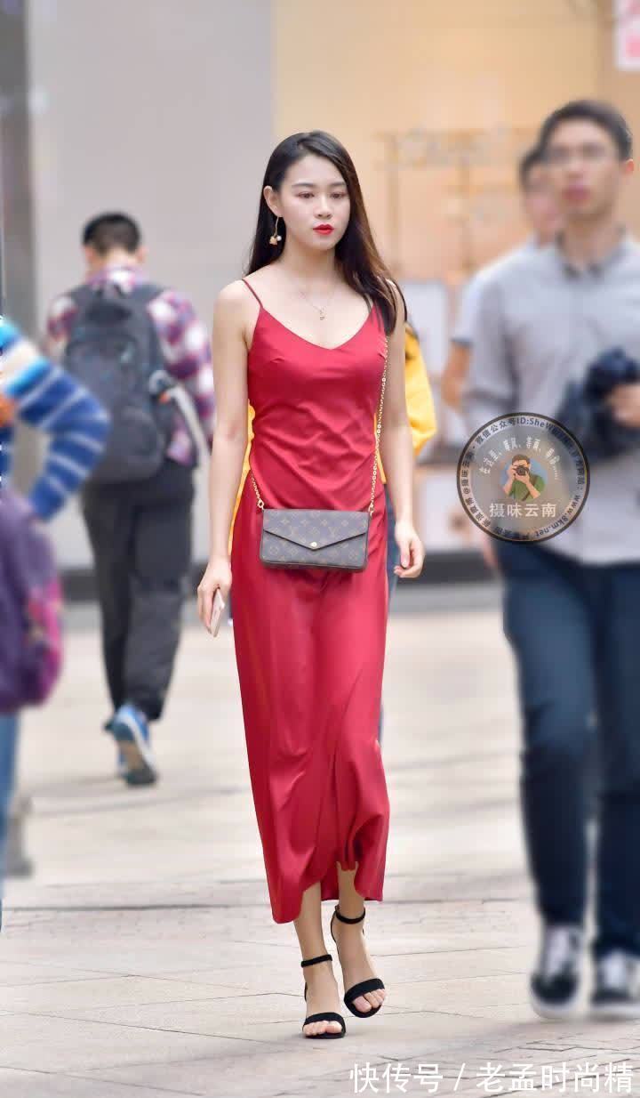 街拍 街拍美女:小姐姐红色连衣裙出街, 露的不是肩而是高级感!