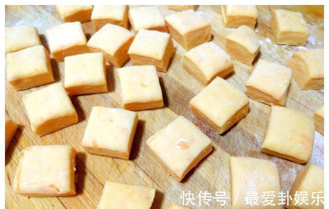 吃法|红薯改良新吃法,表面金黄松软香甜,一个平底锅就能做好