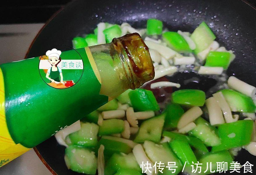 实惠|入秋后,这两样素菜一起炒,不放肉也很鲜甜,营养实惠,儿子爱吃