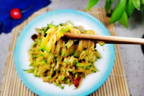 黄瓜西葫芦|夏天别总吃黄瓜西葫芦，不妨试试它，清香爽口，夏天吃正鲜嫩