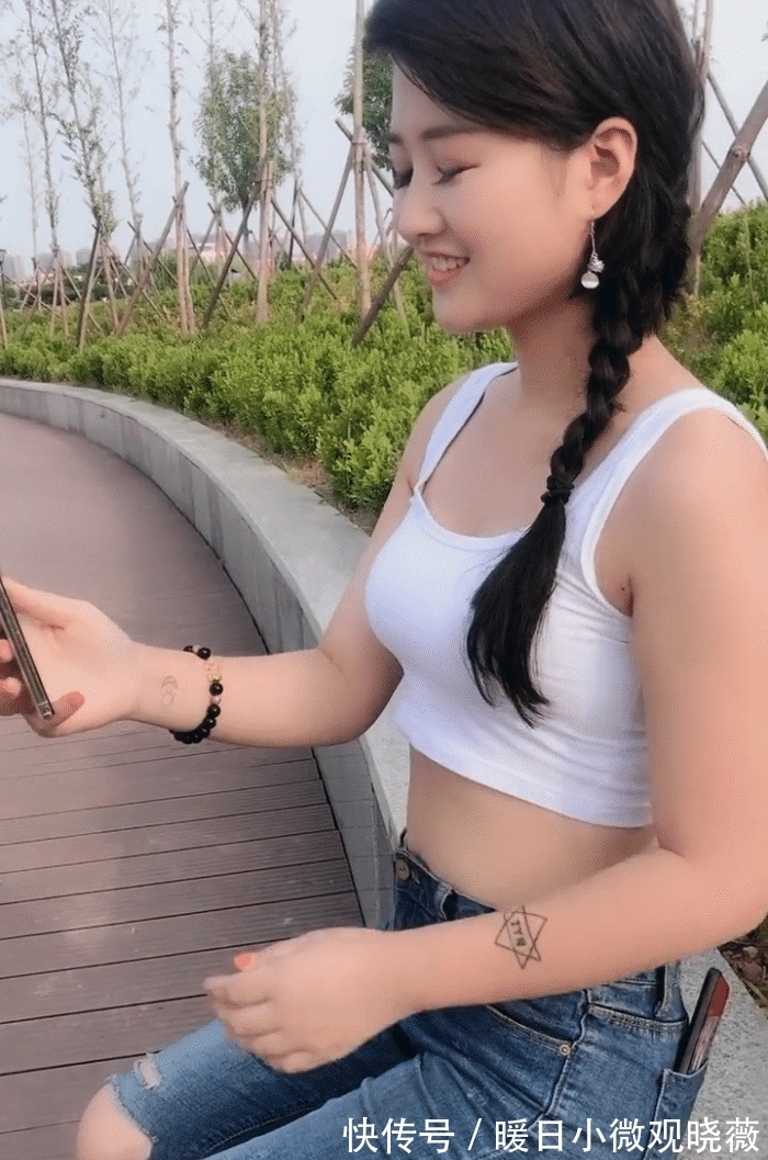 睫毛|麻花辫美女,睫毛忽闪忽闪,坐在街边等谁呢?