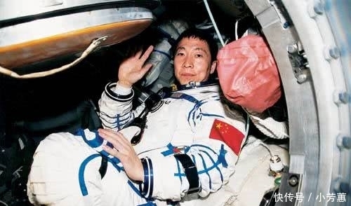 宇航员 我国第一名宇航员杨利伟,现在生活得怎么样?看完忍不住红了眼眶