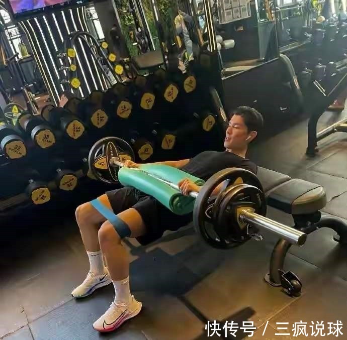 侯永永|中国首位归化球员晒1家4口全家福:爸爸帅,姐姐美,妈妈来自河南
