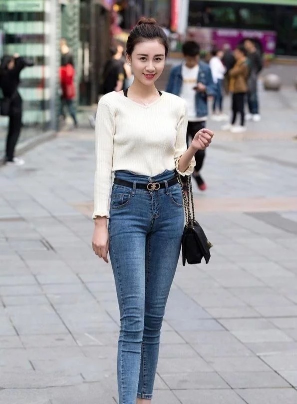 好看|街拍:白色长袖上衣搭配高腰牛仔裤,小美女笔直的长腿,真好看