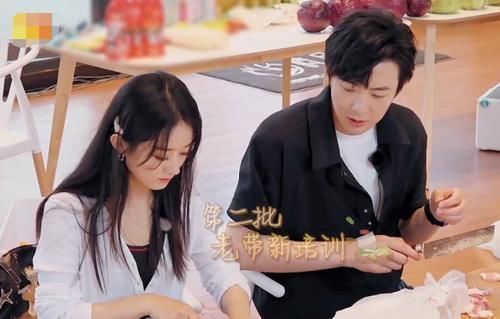 劳模|赵丽颖变中餐厅劳模,切了一下午肉,看见她拿刀的手吓了一跳