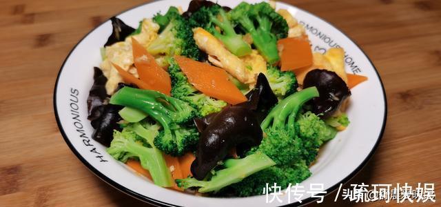 做法|西兰花百吃不厌的做法,不炒不炖,一焯一拌,比肉菜还受欢迎
