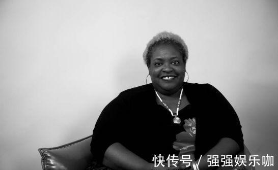 |你以为《战狼》中,非洲大妈只是来搞笑的吗?戏外她的身份不得了