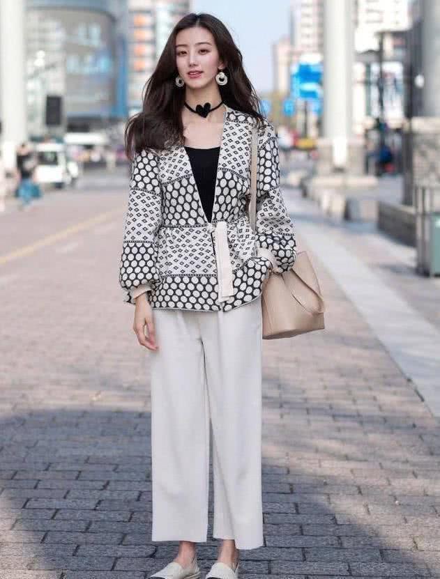 街拍:气质靓丽的时尚闺蜜,格子裤搭配柔美的白色短袖,很显活力