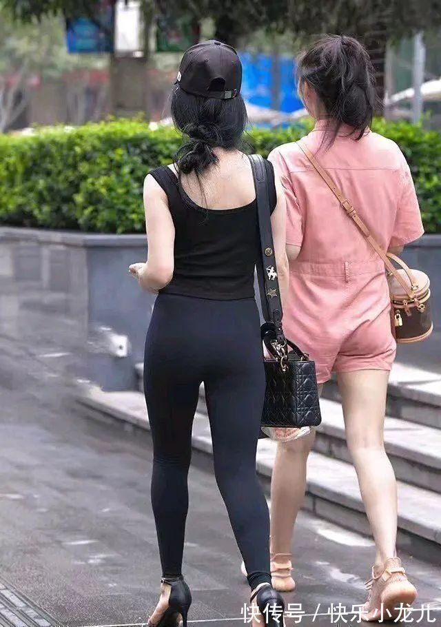 打底裤 米白色外套搭配青色打底裤,整体低调色系,气质天生丽质