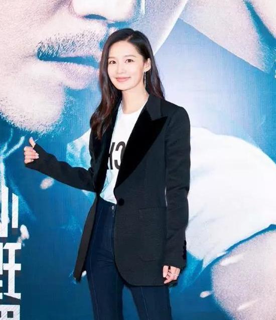 西装|西装外套搭配牛仔裤, 轻松凸显简约与知性, 你穿了吗