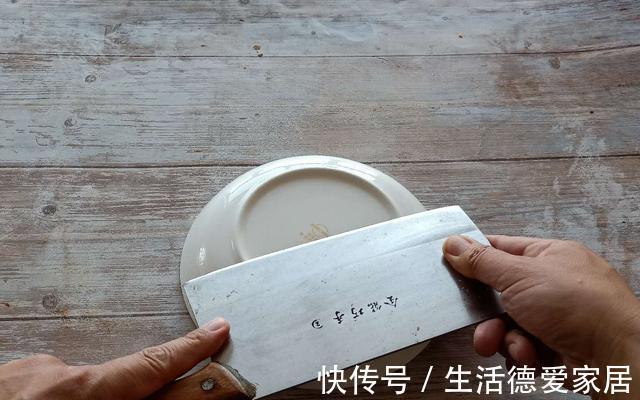 大厨|不管切菜刀有多钝，大厨教你一招，不用磨刀石，菜刀立马锋利如新