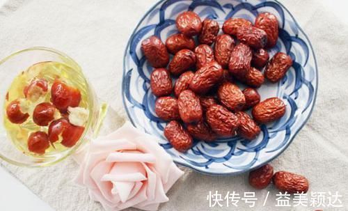 黄芪泡水|黄芪泡水喝，加点“它”，滋阴、补气、活血，还能显年轻