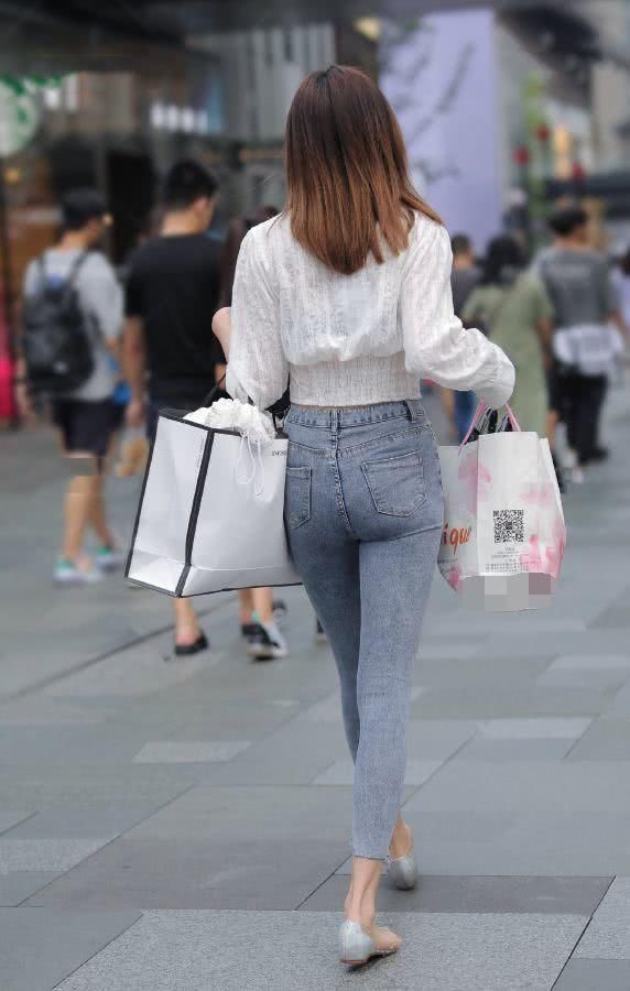 街拍美女长裤搭配短款衬衫,学气质小姐姐搭配非凡魅力