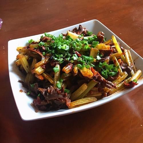 芹菜炒肉|想长寿先养肝,坚持吃三种美食,营养丰富,滋补身体,早吃早好