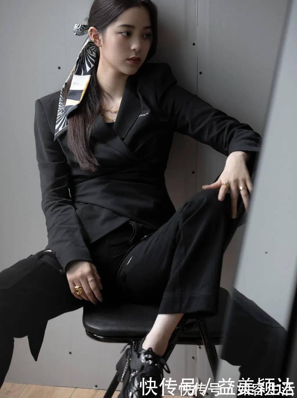 feel|头发出不出油没关系,丝巾绑一下想不出圈都难