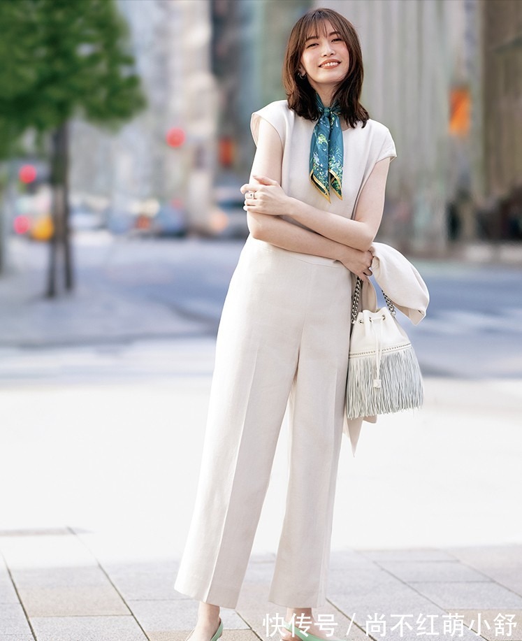 连体裤|今年突然火了一种新搭配叫:连体裤+基础上衣,越看越心动
