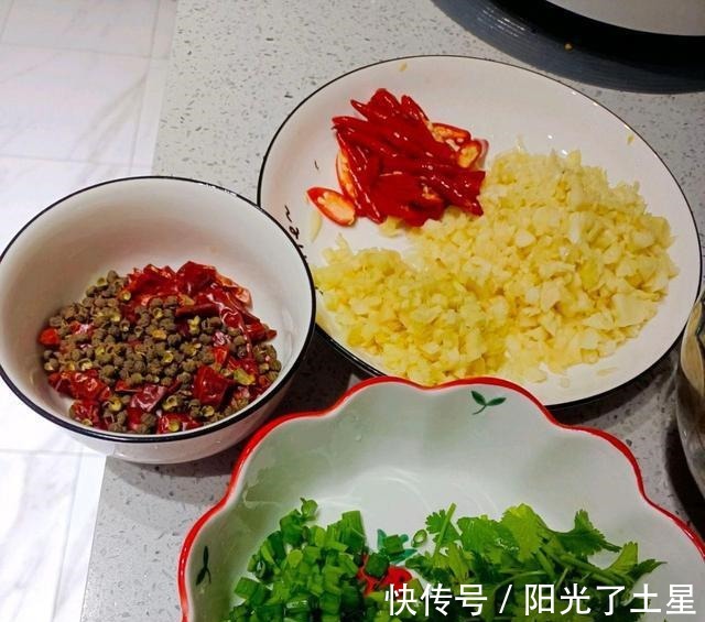 自制毛血旺，麻辣爽口，食材丰富，好吃下饭，下班来一份，超得劲！