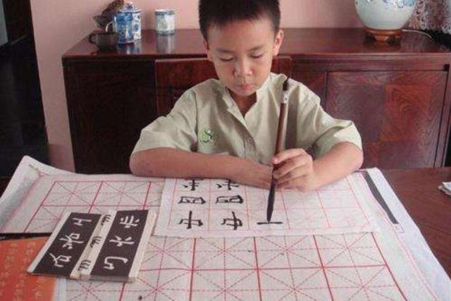 孩子!小学生试卷火了,字迹堪比“印刷体”,看完让一众网友羡慕