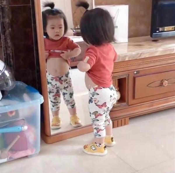 小女孩|女儿照镜子看小蛮腰没了,宝妈忍不住笑,网友:像极了减肥失败