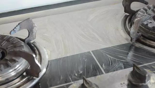 妙用|用完的牙膏管别扔掉，放在厨房一年能省不少钱，邻居见了纷纷学