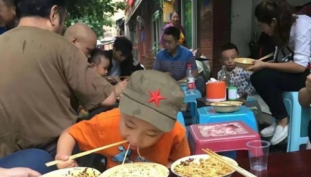 凳子|老夫妻开面馆地方小,客人排队坐路边趴凳子吃面,一早上卖四百碗