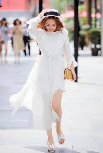 街拍:气质靓丽的时尚美女,白底的印花连衣裙很显气质,时尚大方