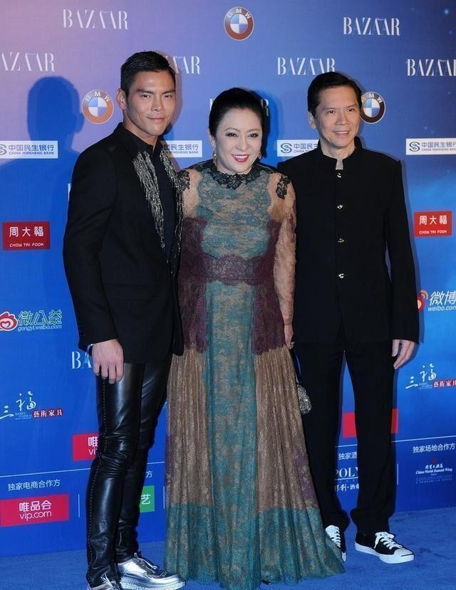 向太把“微胖美精髓”穿出来了，蕾丝连衣裙高级洋气，端庄成熟