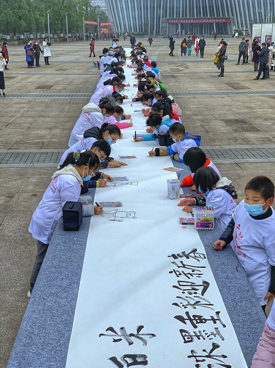  广安市|“我们的节日”2021年广安市青少年美术书法优秀作品展在市民广场开展