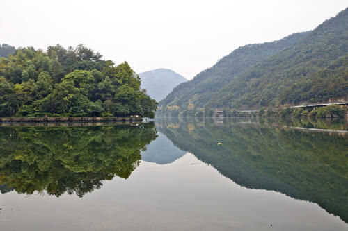 水中有山，山绕水生，水行山中，富春江一幅淡雅的水墨画卷