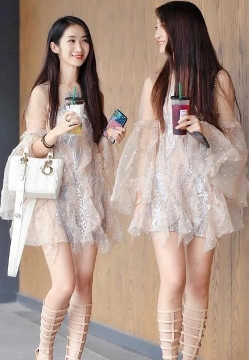 姐妹|美女模特:姐妹搭配风格魅力四射,泡泡袖网纱连衣裙,又纯又欲