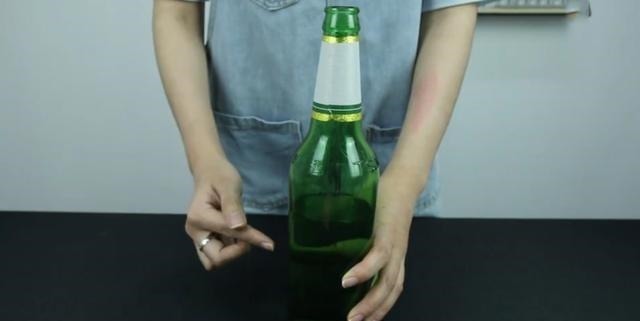 啤酒瓶|喝完的啤酒瓶不要扔，我也是刚知道，一年能省下不少钱