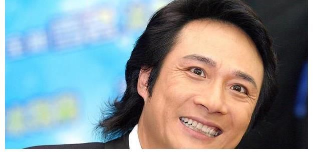 張傲月拿出冠軍獎(jiǎng)杯，韓宇拿出冠軍毛巾，為何吳鎮(zhèn)宇沒帶金馬獎(jiǎng)杯