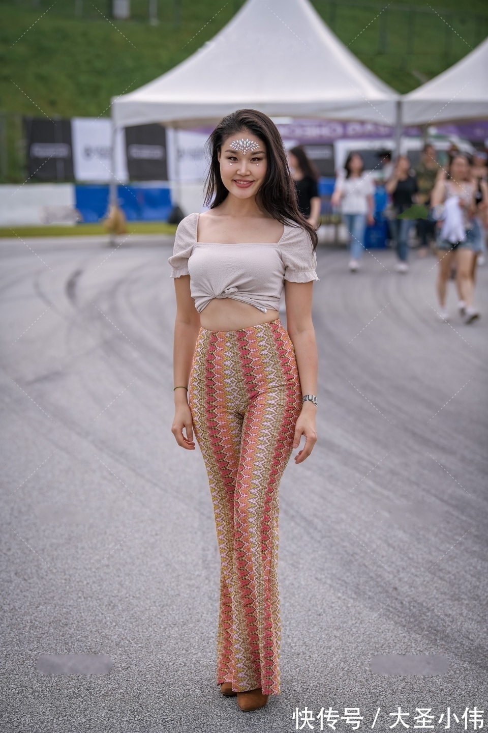 气质|美女街拍:一身高贵典雅的韵味,彰显女性柔美的气质,我要是她男朋友就好了