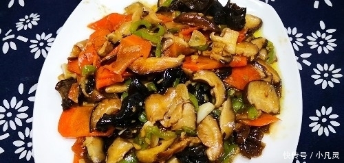 香菇|炒香菇时不要直接焯水!多加这1步,炒好的香菇又嫩又滑,口感好