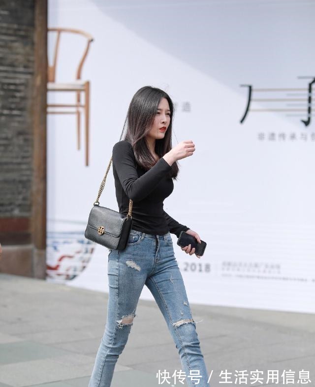 清纯 纯黑紧身长袖上衣搭配破牛仔裤，清纯妩媚，尽显皇室风范！