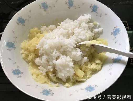  适量|剩饭只能炒着吃教你一招，简单好吃更营养，孩子常吃长高高