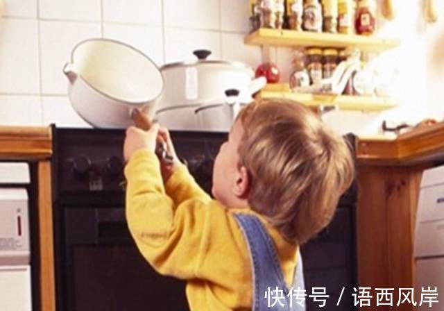 蜂蜜|宝宝误吞纽扣电池,奶奶不急着送医四处找蜂蜜,医生夸赞处置高明