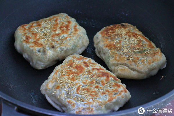 手抓饼又有新吃法，做成香酥美味的牛肉饼，用料十足一个就管饱！