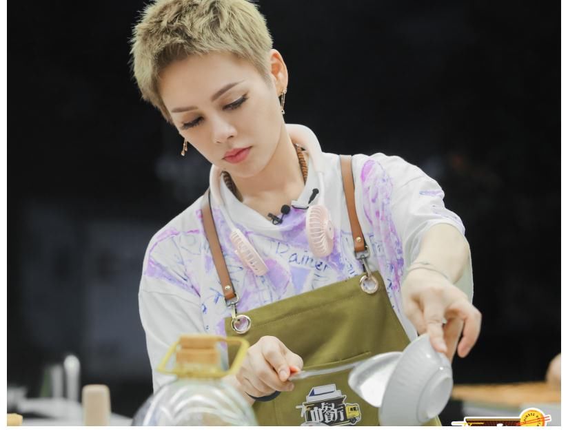 嘉賓|《中餐廳5》才播一期，寧靜又一節(jié)目官宣，鳳凰傳奇擔(dān)任嘉賓