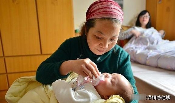 婆婆|月嫂偷偷往洗衣机放塑料瓶,婆婆看后居然偷学,引来一片赞叹